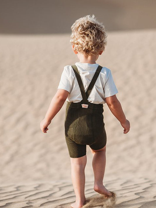 Krótkie spodenki na szelkach w stylu retro