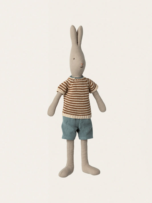 Króliczek w dzierganym sweterku i szortach