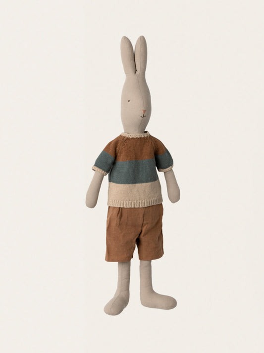 Króliczek w dzierganym sweterku i szortach