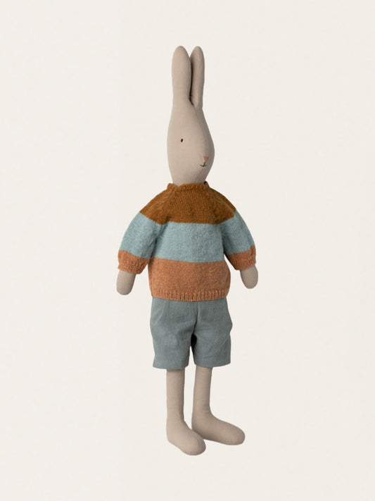 Króliczek w dzierganym sweterku i szortach