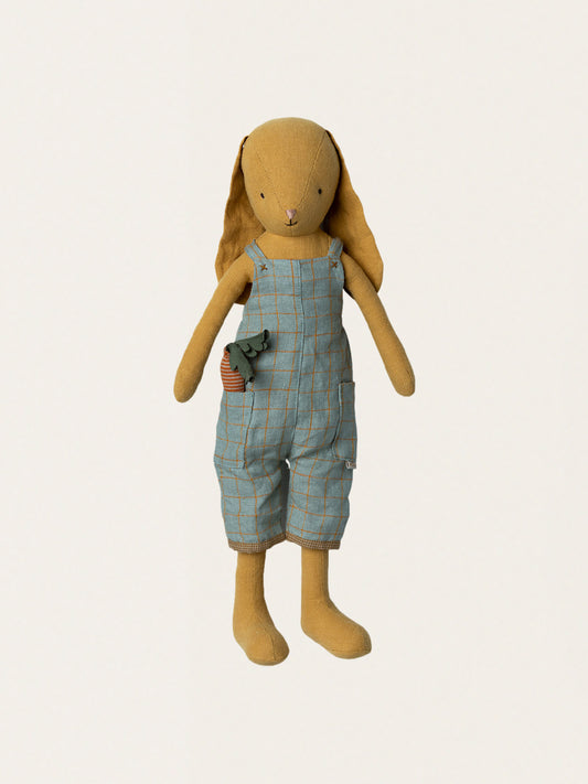 Miękka przytulanka króliczek w niebieskim kombinezonie