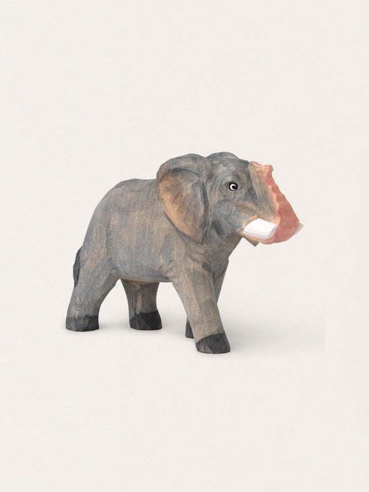 Ręcznie rzeźbiona drewniana figurka