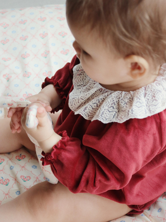 Welurowy rampers z ozdobnym kołnierzykiem Venola