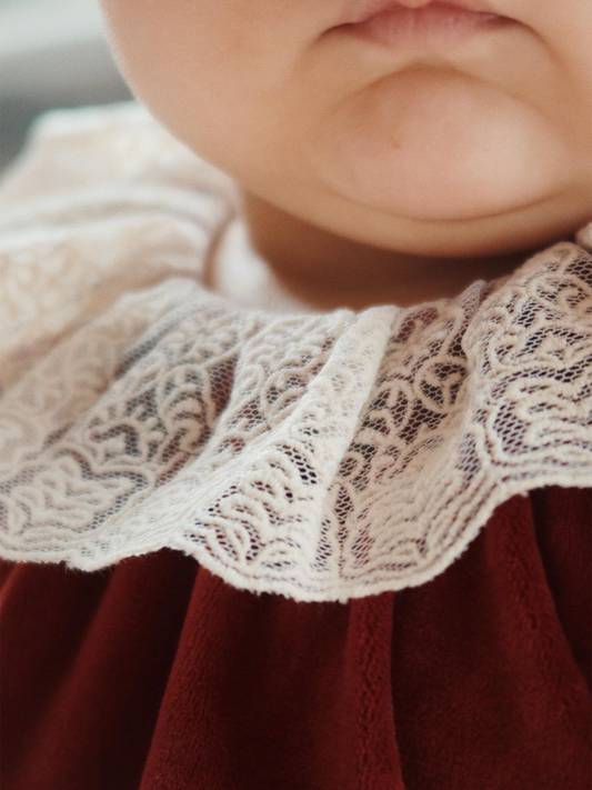 Welurowy rampers z ozdobnym kołnierzykiem Venola