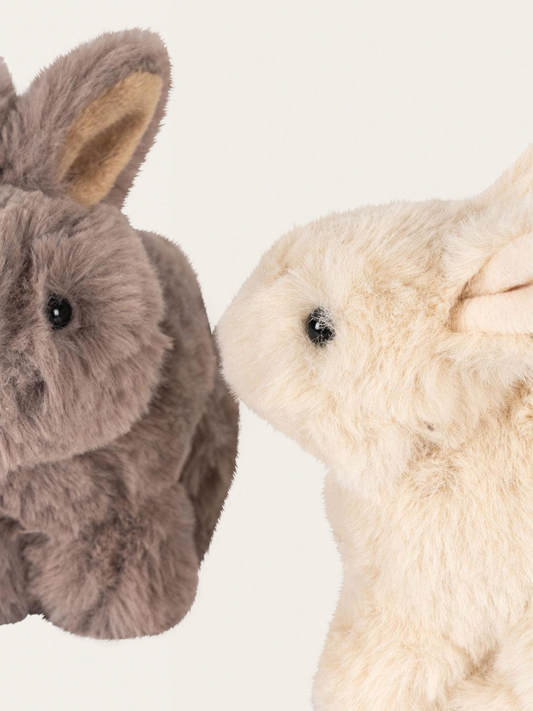 Pluszowe króliczki w koszyku