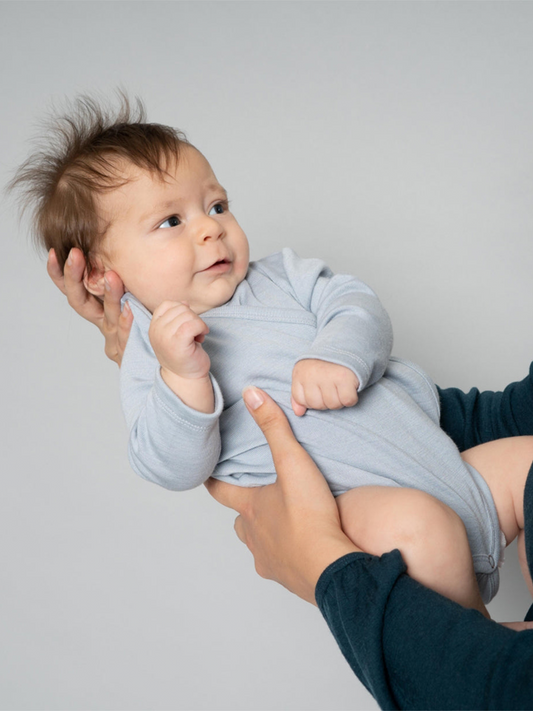 Ciepłe kopertowe body z mieszanki wełny i jedwabiu Powder Blue