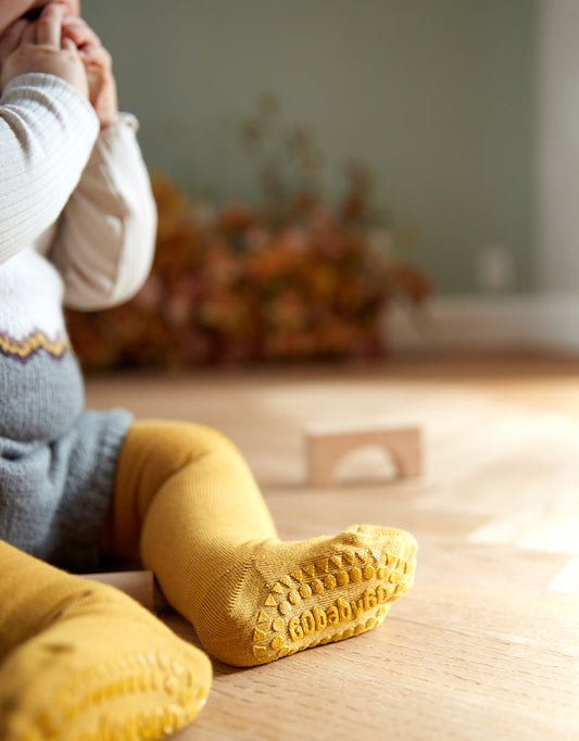Antypoślizgowe rajstopy do nauki raczkowania i chodzenia