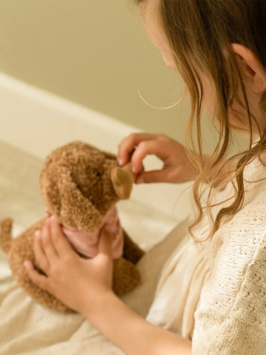 Piesek Jackie w nosidełku