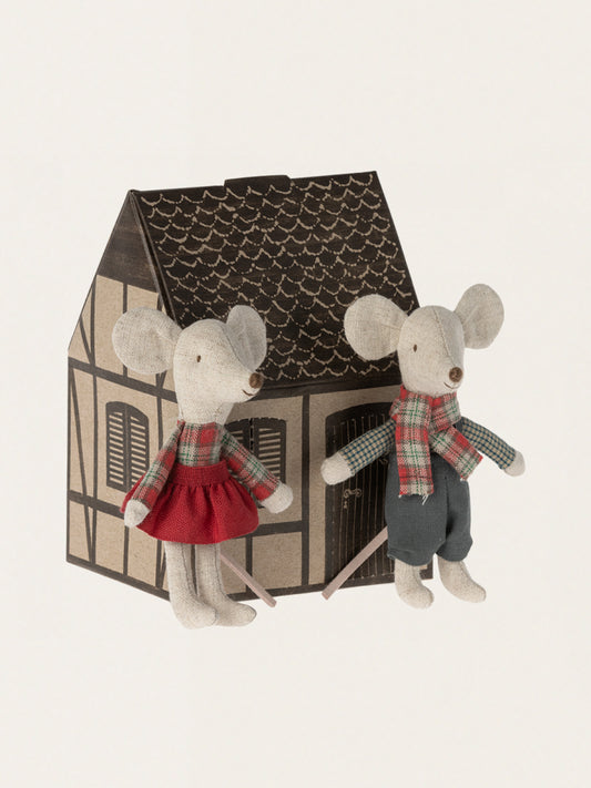 Myszki bliźniaki w świątecznym domku