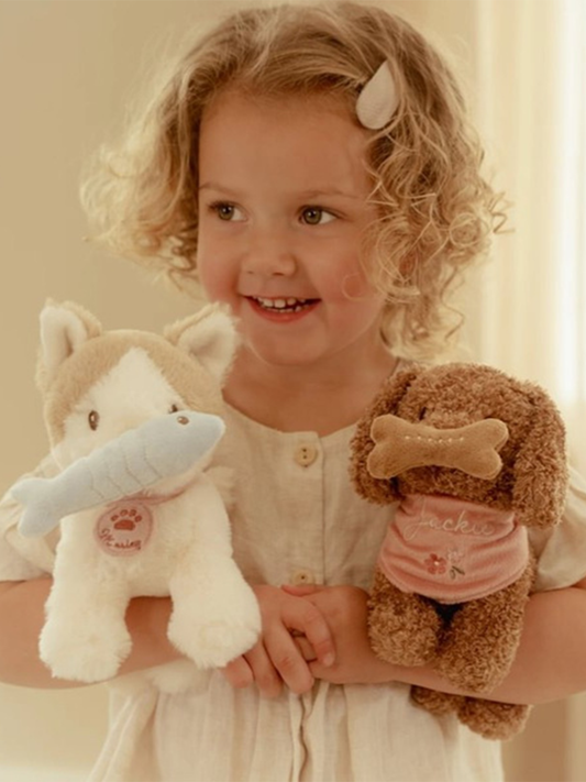 Piesek Jackie w nosidełku