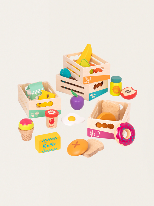 Drewniane skrzynki z produktami spożywczymi