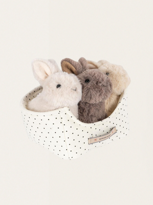 Pluszowe króliczki w koszyku