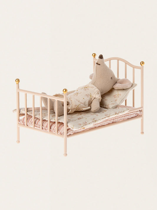 Miniaturowe łóżko vintage dla myszek i króliczków