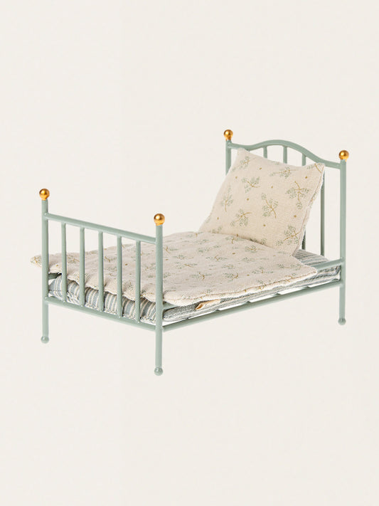 Miniaturowe łóżko vintage dla myszek i króliczków