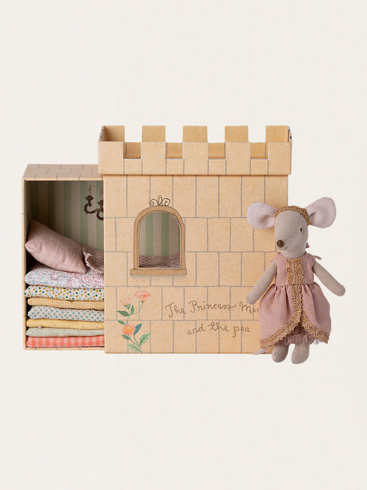 Myszka księżniczka na ziarnku grochu