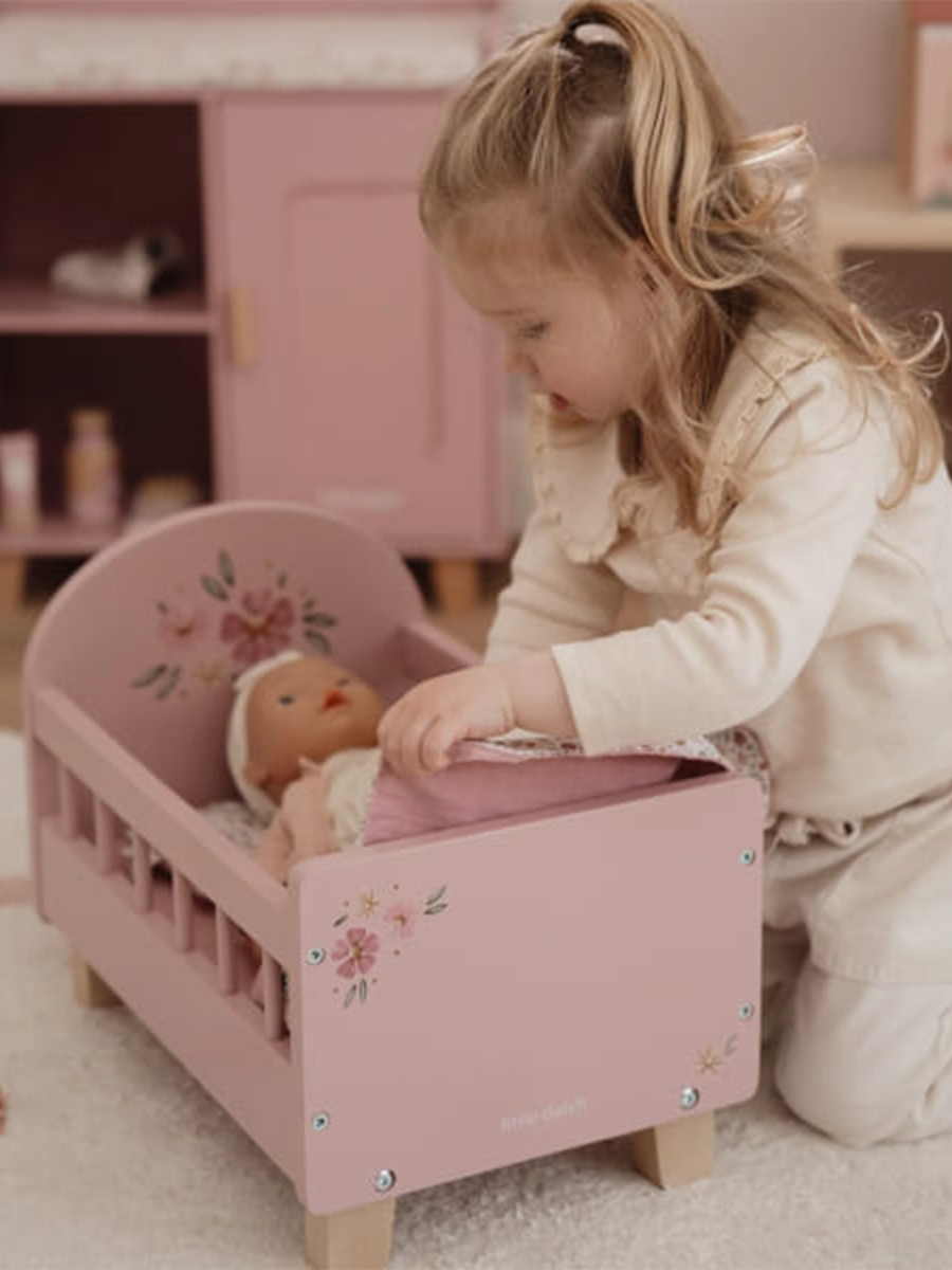 Drewniane łóżeczko dla lalek z pościelą