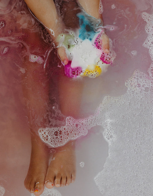 Kula do kąpieli tworząca kolorowy wir