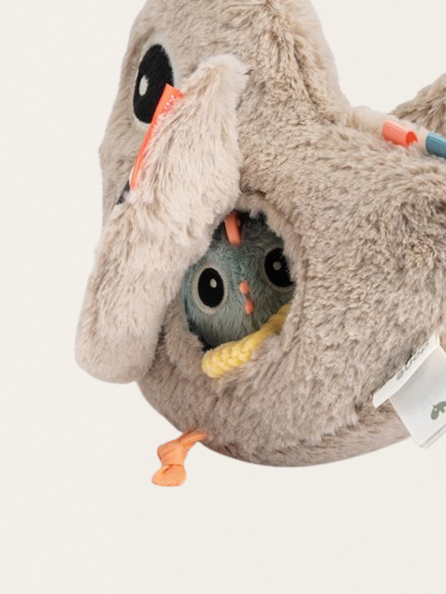 Zabawka sensoryczna - Kurka Clucky z pisklętami