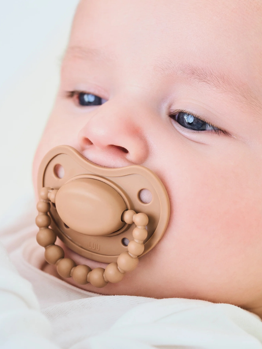 Smoczek pozycjonujący Luu Kids Milk Hazelnut