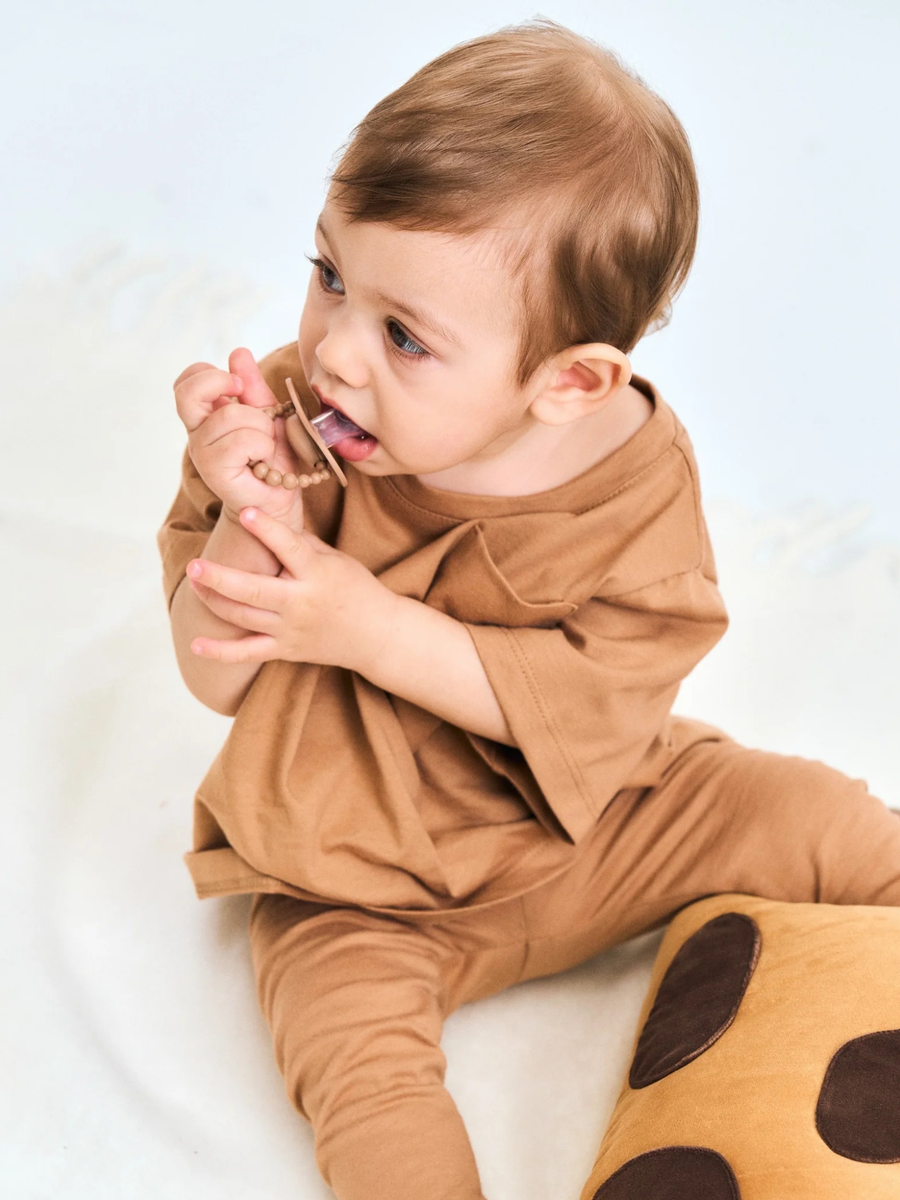 Smoczek pozycjonujący Luu Kids Milk Hazelnut