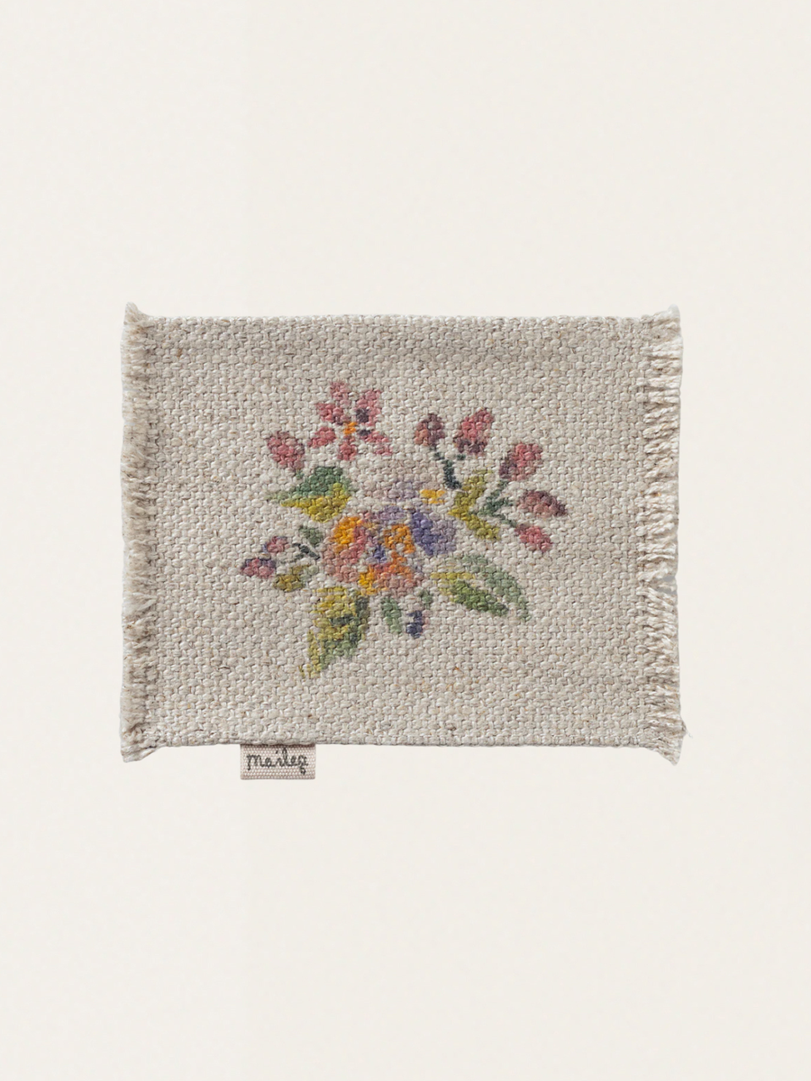 Dywan w kwiaty do domku myszek