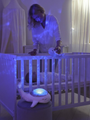 Lampka nocna z projektorem + grzechotka Tranquil Whale Family