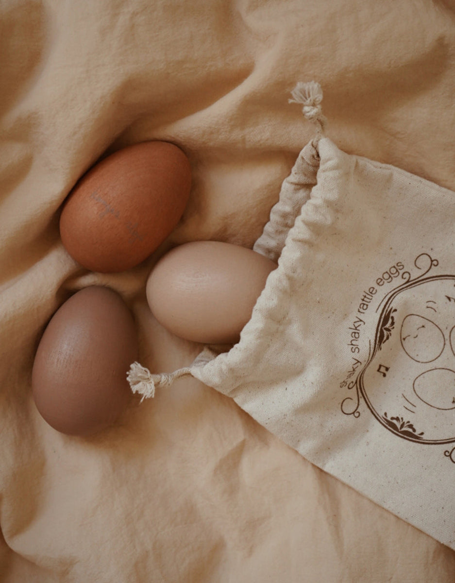Drewniane jajka - grzechotki w bawełnianym woreczku