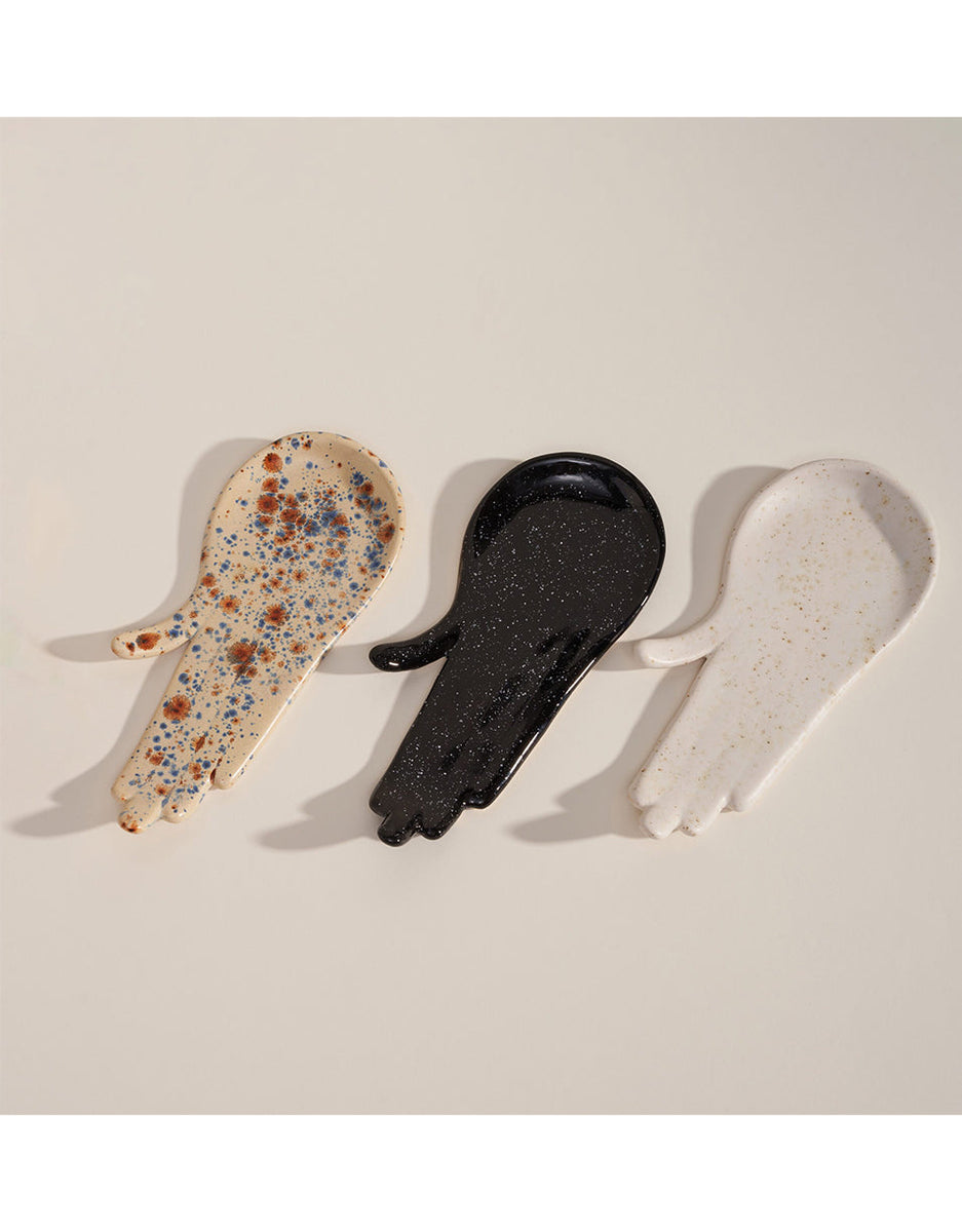 Räucherstäbchenhalter aus schwarzer Keramik, Motiv: Hand des Schamanen 