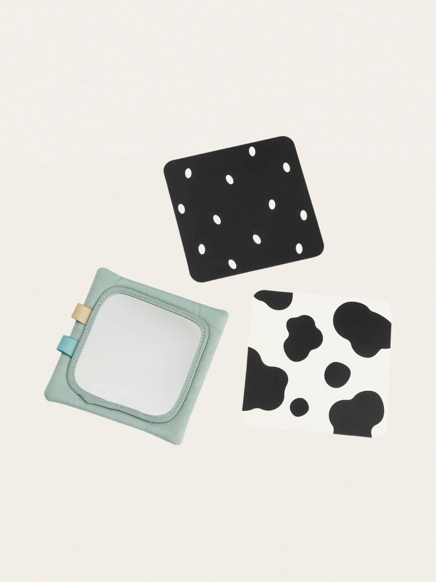 Zawieszka na karty kontrastowe z lusterkiem i grzechotką Tiny Farm