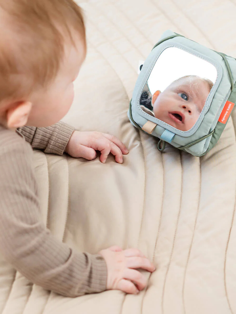 Zawieszka na karty kontrastowe z lusterkiem i grzechotką Tiny Farm