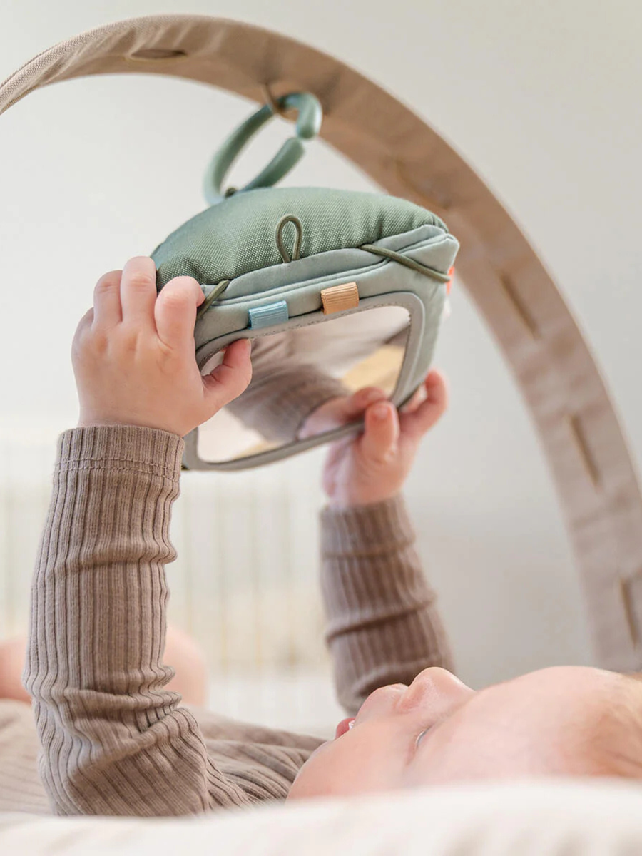 Zawieszka na karty kontrastowe z lusterkiem i grzechotką Tiny Farm