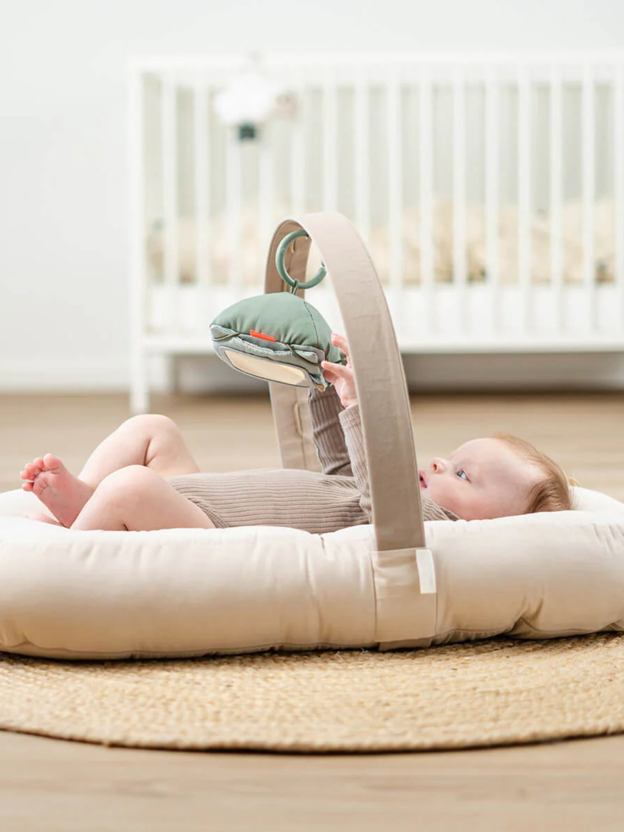 Zawieszka na karty kontrastowe z lusterkiem i grzechotką Tiny Farm