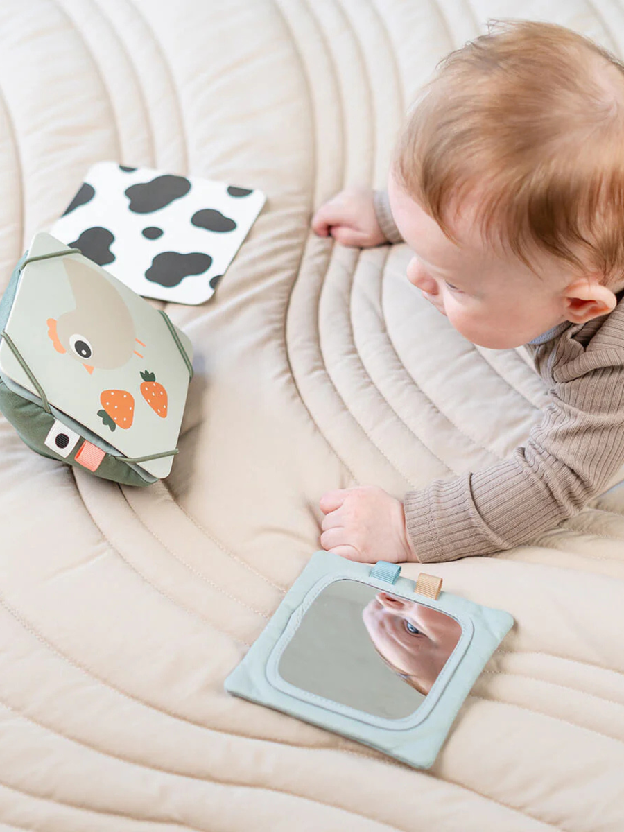 Zawieszka na karty kontrastowe z lusterkiem i grzechotką Tiny Farm