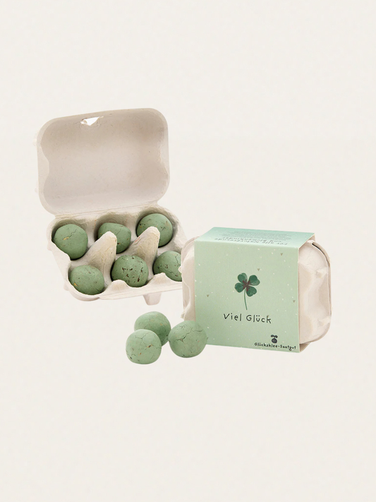 Kolorowe kulki z nasionami koniczyny w kartoniku na jajka na szczęście