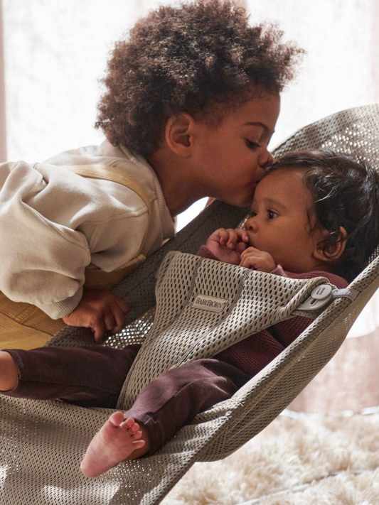 Leżaczek / bujaczek Bliss Mesh + zabawka Grey beige