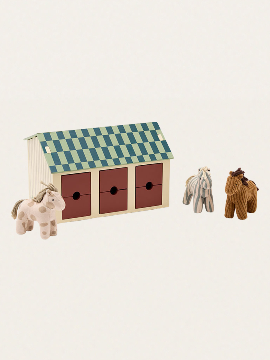 Drewniana stajnia z miękkimi konikami
