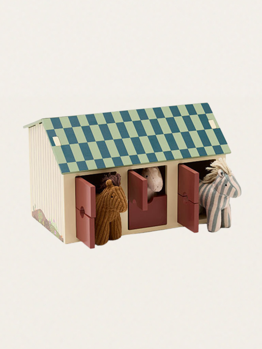 Drewniana stajnia z miękkimi konikami