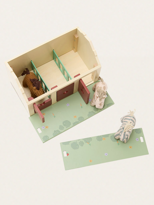 Drewniana stajnia z miękkimi konikami