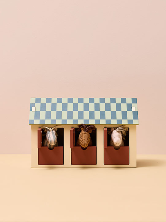 Drewniana stajnia z miękkimi konikami