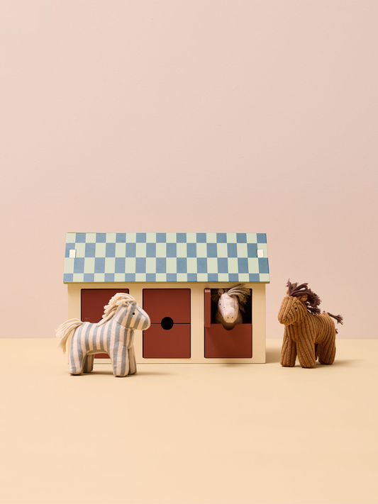 Drewniana stajnia z miękkimi konikami