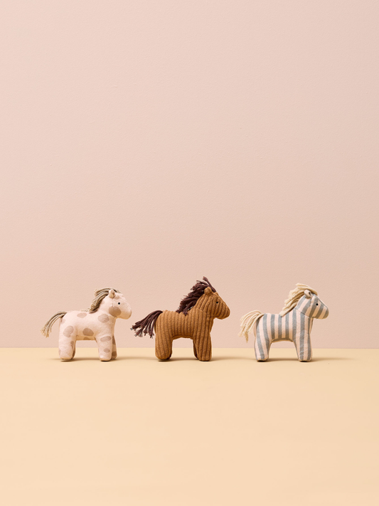 Drewniana stajnia z miękkimi konikami