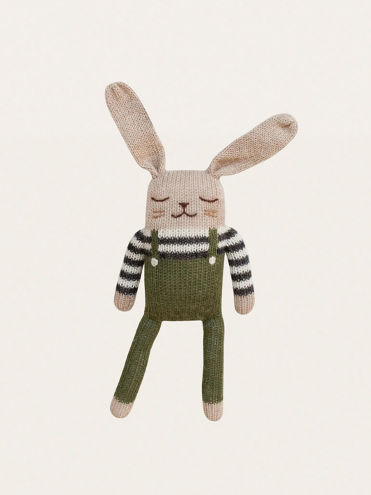 Ręcznie robiona przytulanka z wełny alpaki Bunny Olive Overalls