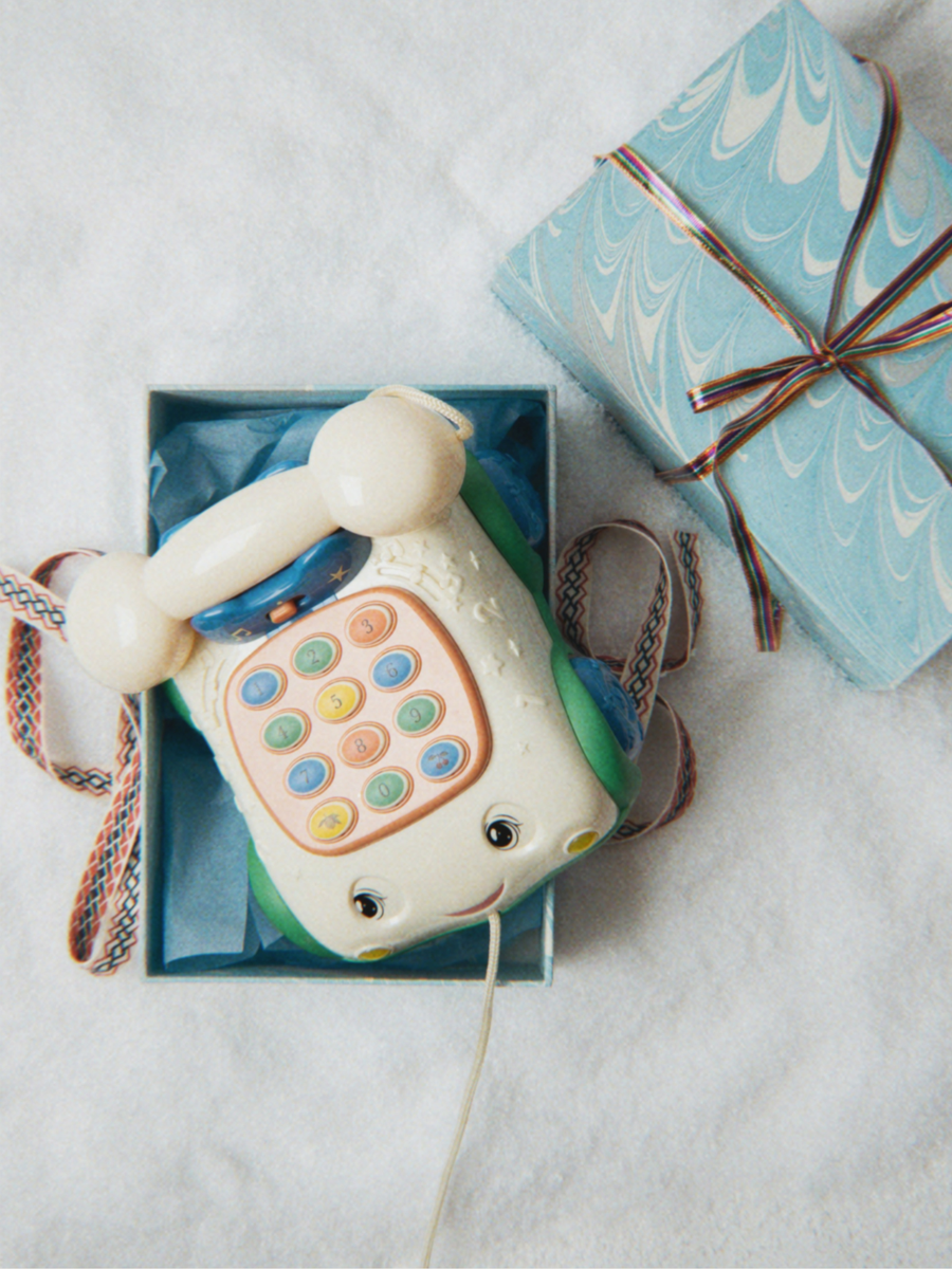 Zabawkowy telefon na kółkach