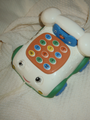 Zabawkowy telefon na kółkach