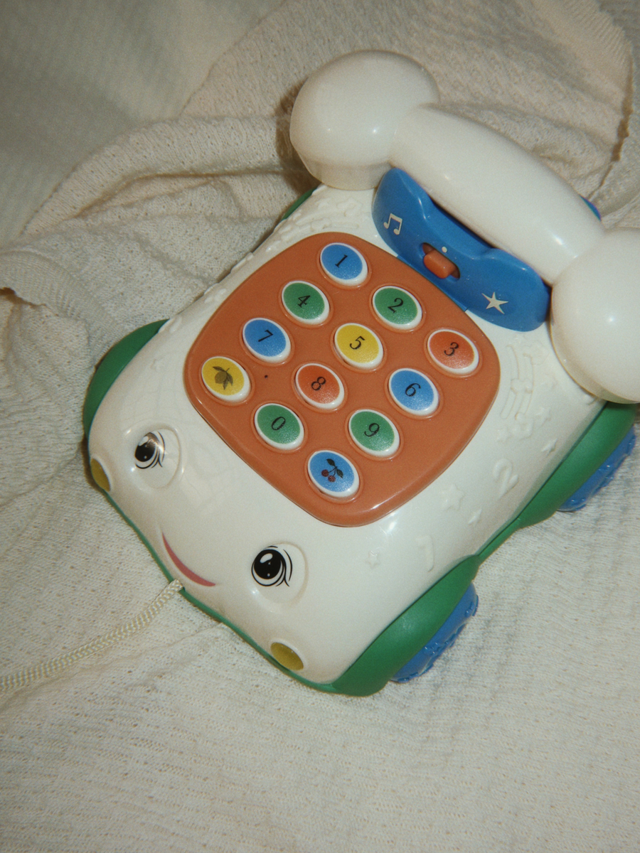 Zabawkowy telefon na kółkach