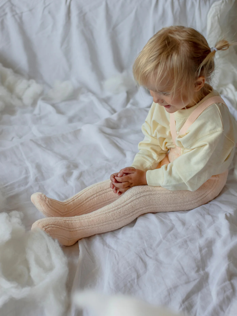 Prążkowane rajstopy z bawełną na szelkach Granny Silky Peach