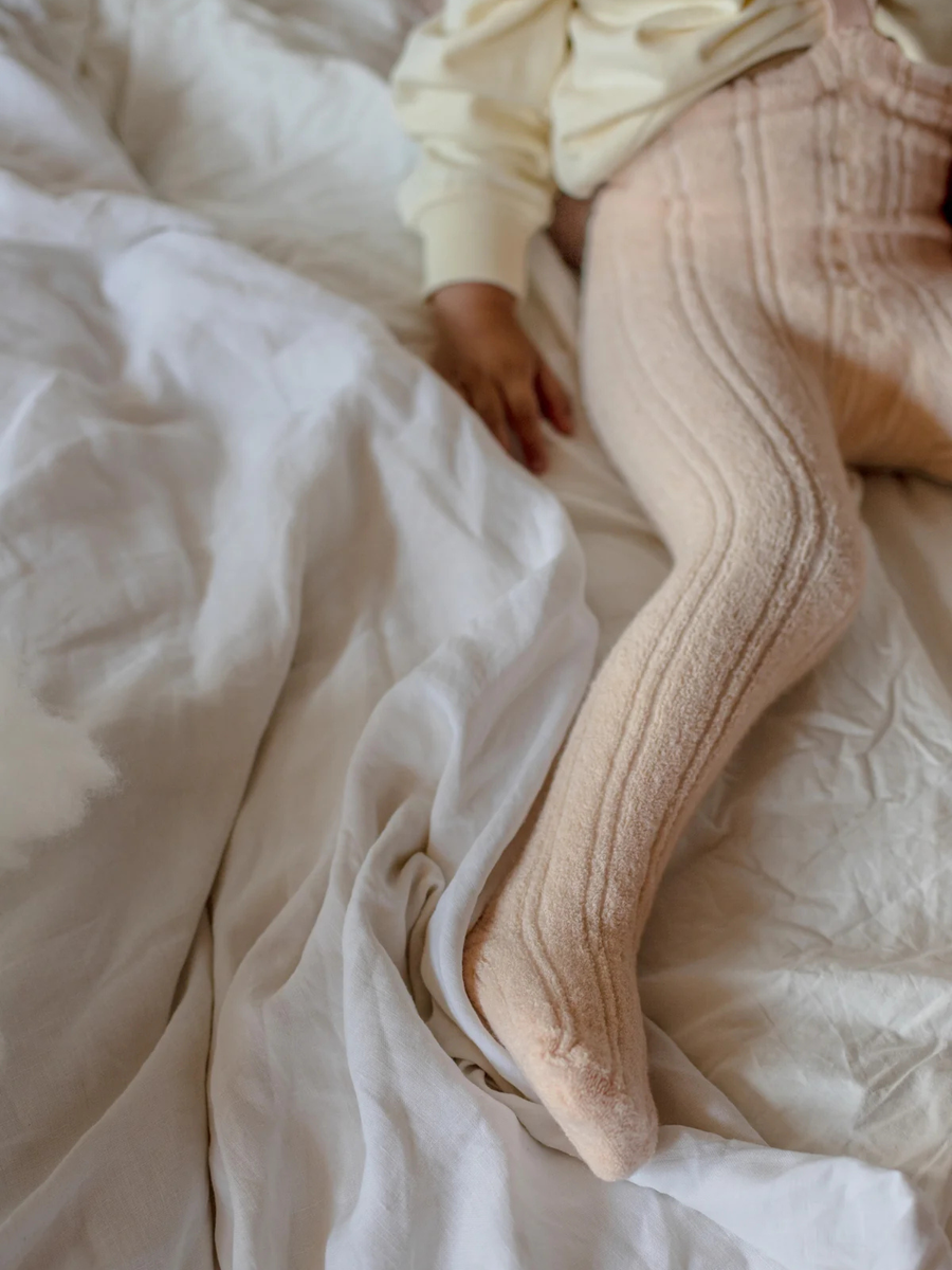 Prążkowane rajstopy z bawełną na szelkach Granny Silky Peach