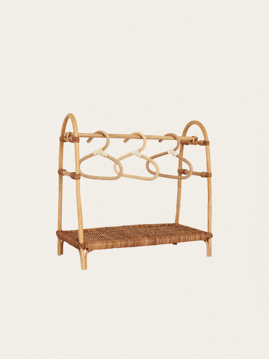 Rattanowy wieszak na ubranka dla lalek